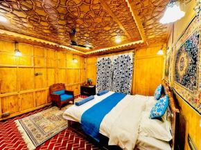New Zealand Group Of Houseboats